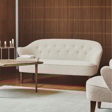 Ingeborg 2,5-seters sofa - tekstil sahcozero beige, ben eik røkt - Audo Copenhagen