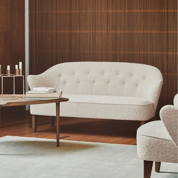 Ingeborg 2,5-seters sofa, tekstil sahcozero beige, ben eik røkt Audo Copenhagen