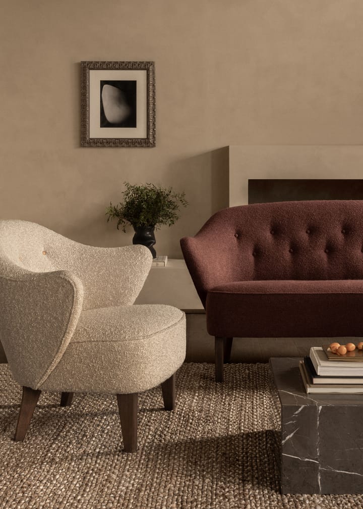 Ingeborg lenestol, tekstil sahcozero beige, ben eik røkt Audo Copenhagen