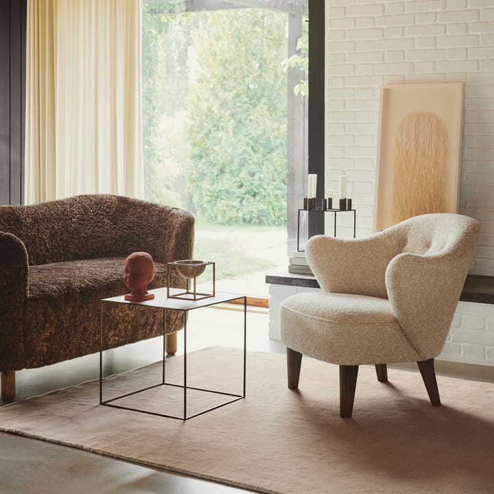 Ingeborg lenestol, tekstil sahcozero beige, ben eik røkt Audo Copenhagen