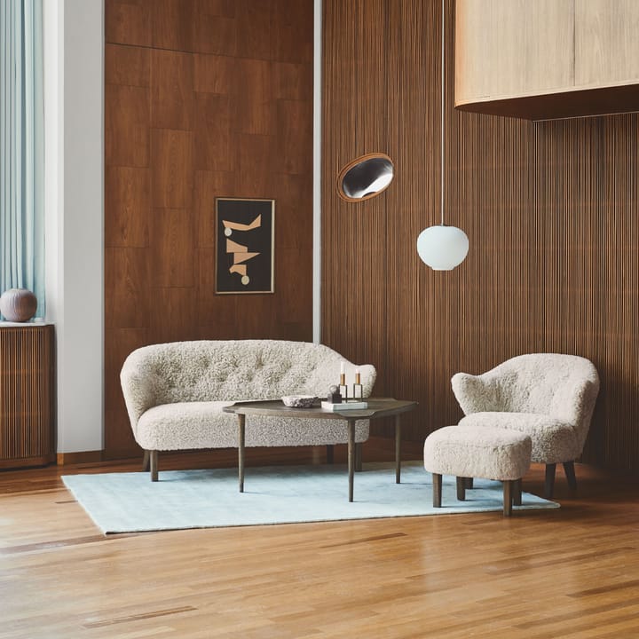 Ingeborg lenestol, tekstil sahcozero beige, ben eik røkt Audo Copenhagen