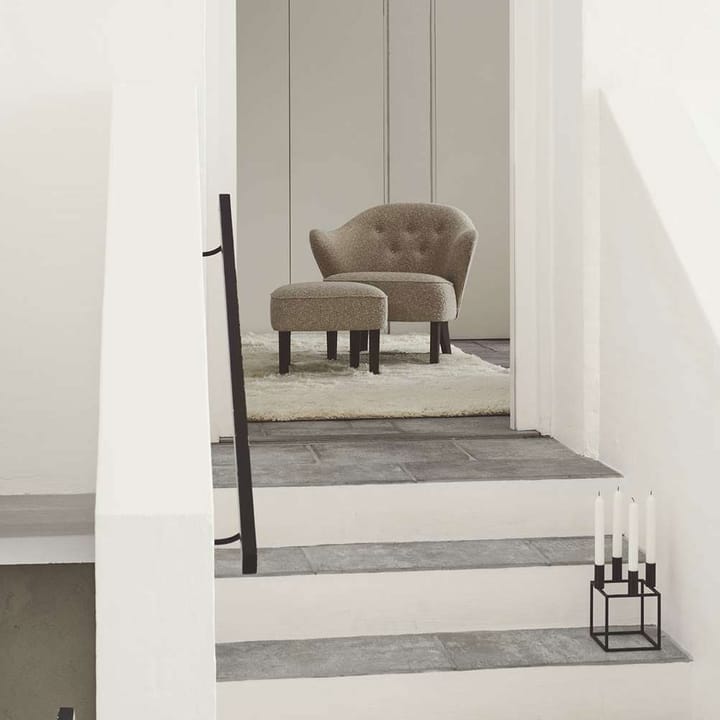 Ingeborg lenestolpakke, tekstil sahcozero beige, inkl. fotskammel, ben røkt eik Audo Copenhagen