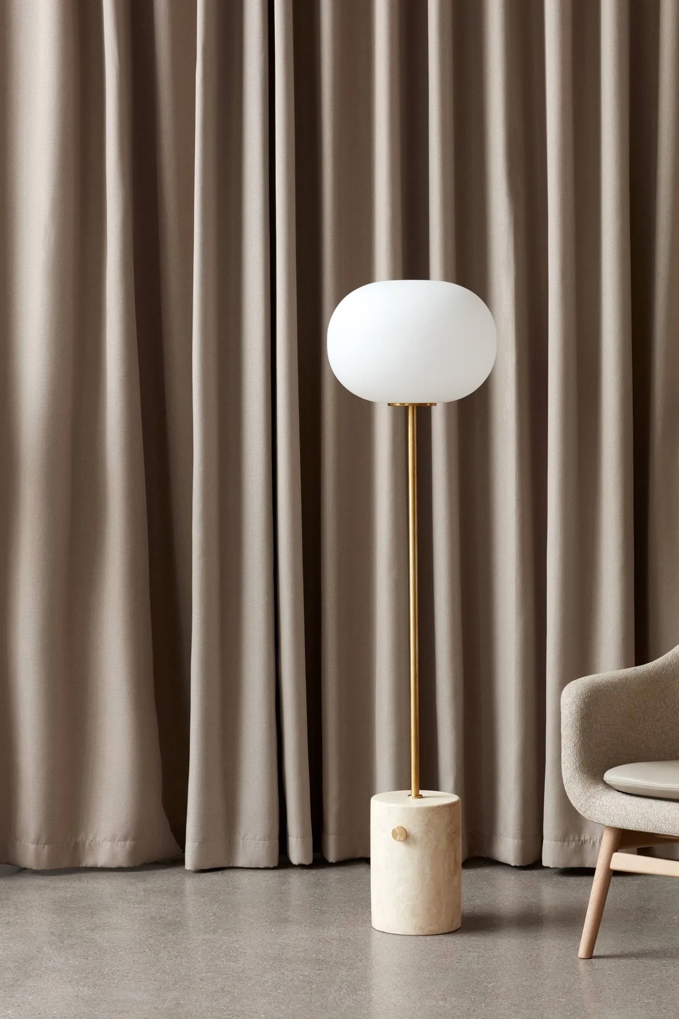 JWDA gulvlampe, Travertin-børstet messing, 130 cm Audo Copenhagen