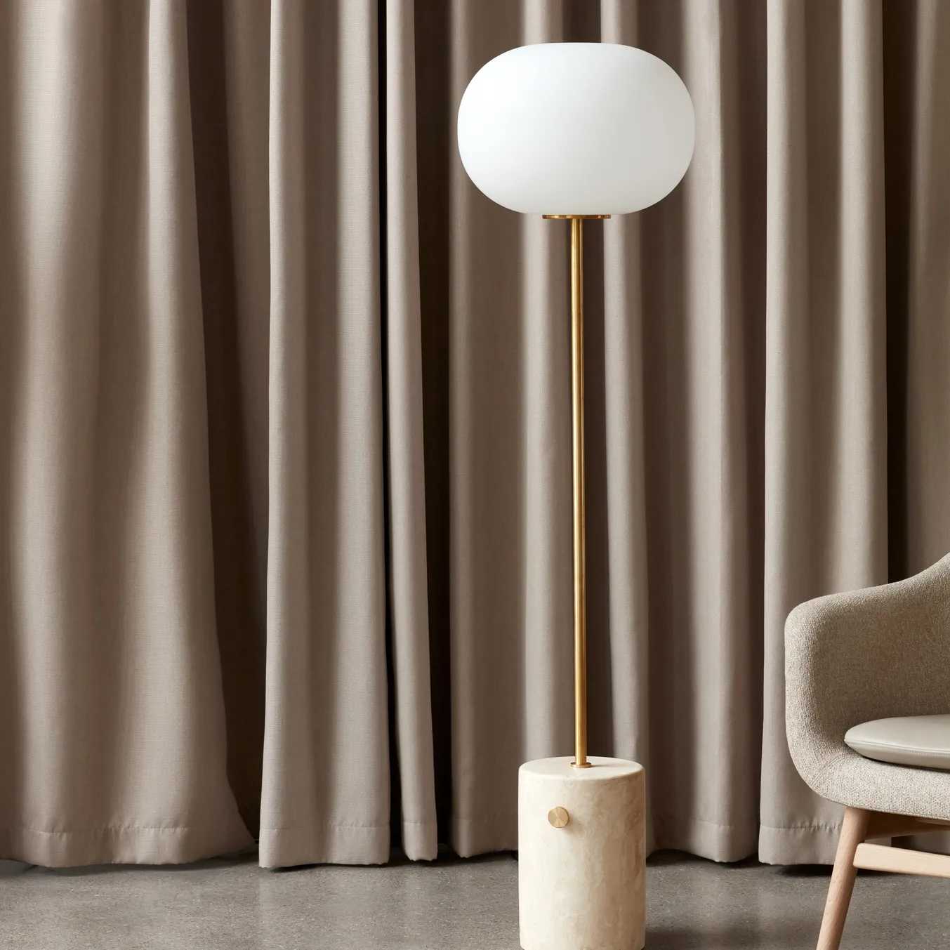 JWDA gulvlampe, Travertin-messing, 150 cm Audo Copenhagen