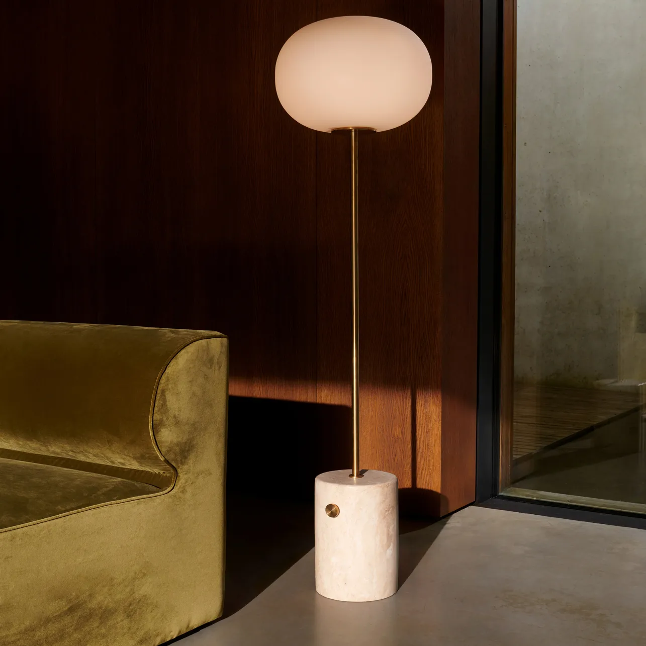 JWDA gulvlampe, Travertin-messing, 150 cm Audo Copenhagen