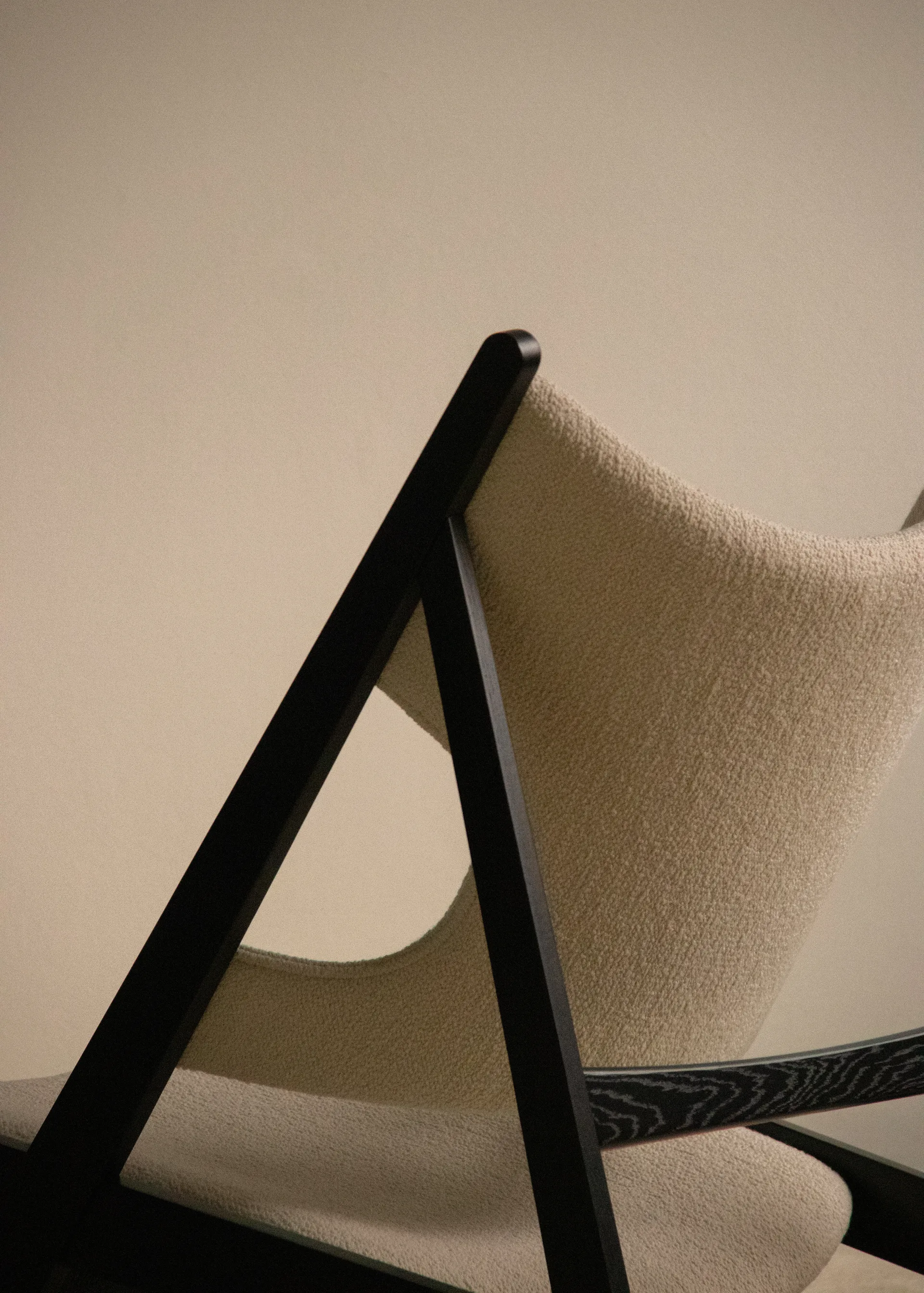 Knitting loungestol, Barnum Bouclé 24-svart eik Audo Copenhagen