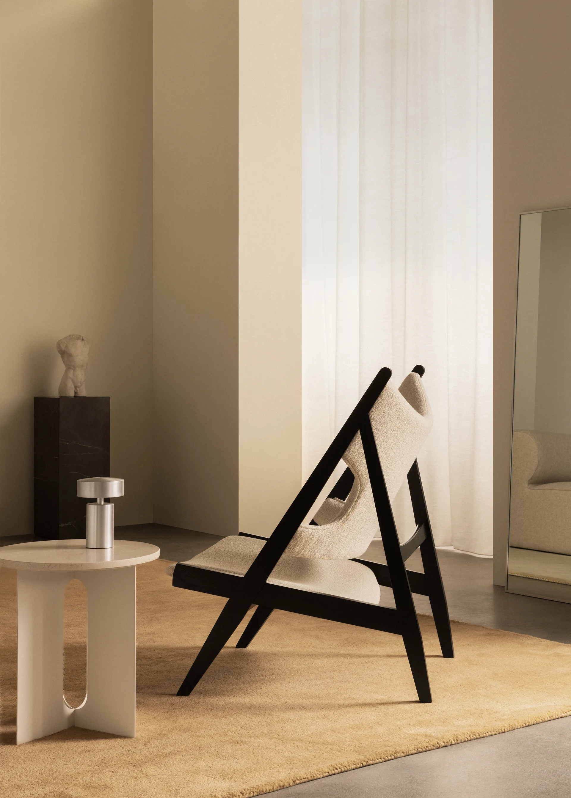 Knitting loungestol, Barnum Bouclé 24-svart eik Audo Copenhagen