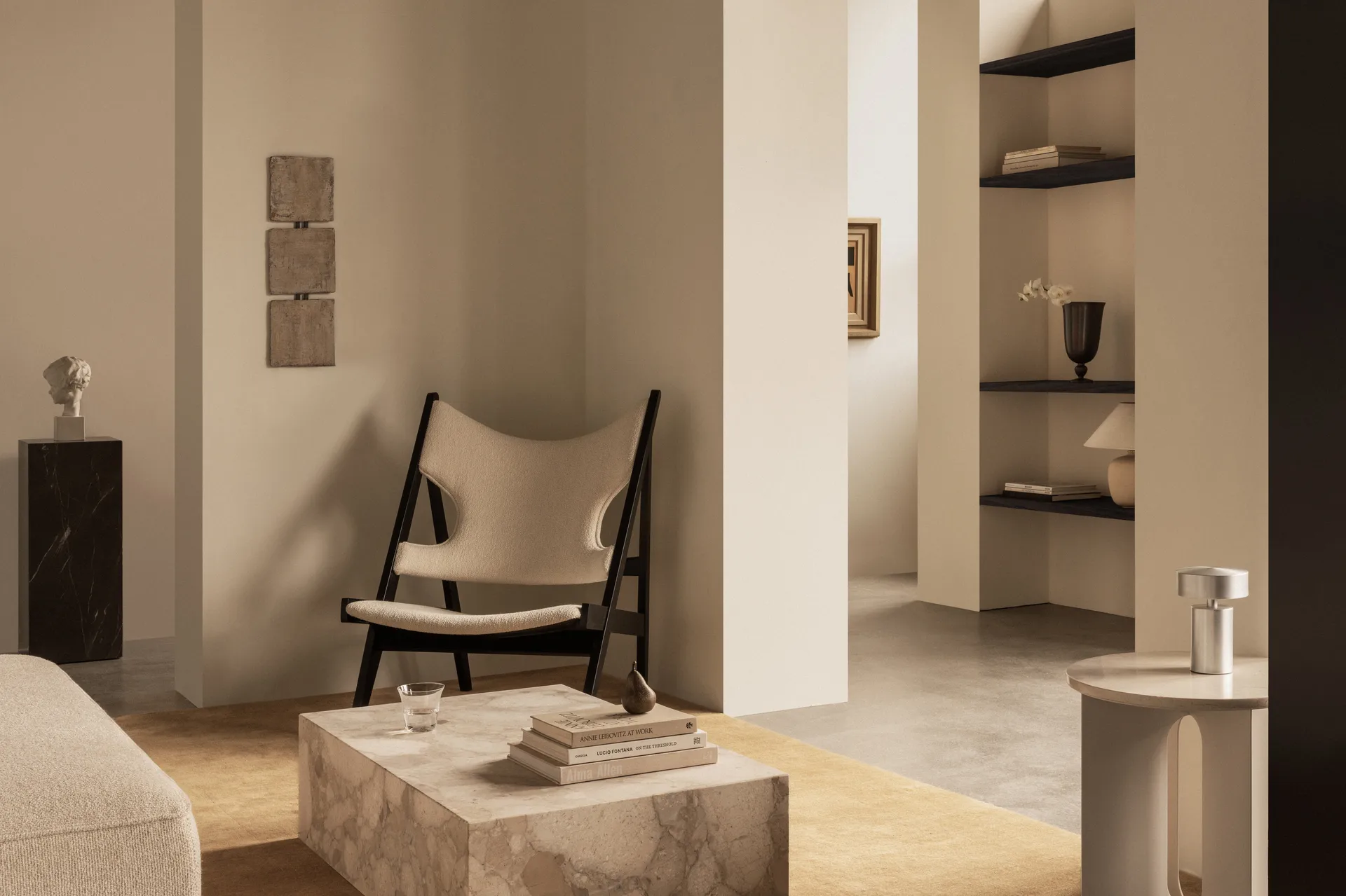 Knitting loungestol, Barnum Bouclé 24-svart eik Audo Copenhagen