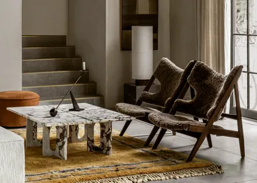 Knitting loungestol - saueskinn sahara, stativ valnøtt - Audo Copenhagen