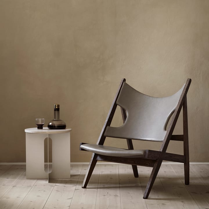 Knitting loungestol, saueskinn sahara, stativ valnøtt Audo Copenhagen
