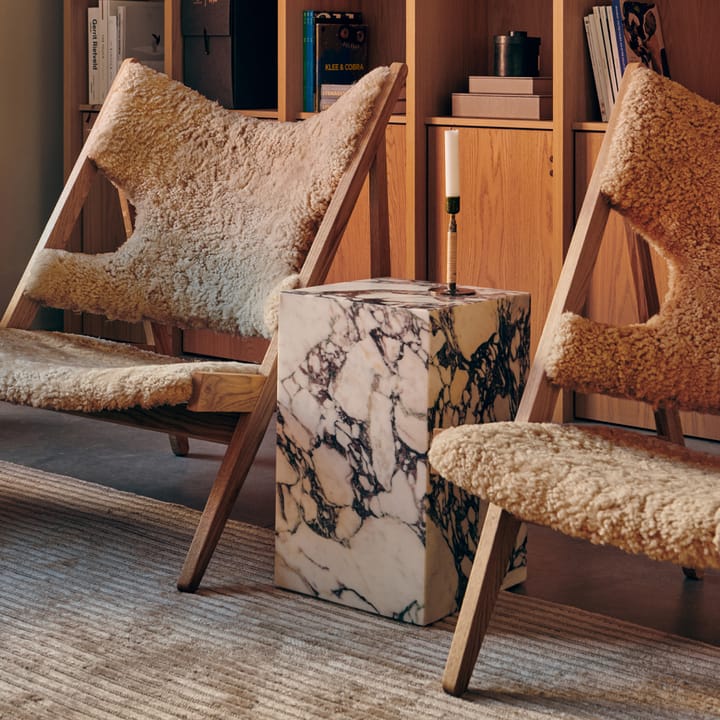 Knitting loungestol, saueskinn sahara, stativ valnøtt Audo Copenhagen