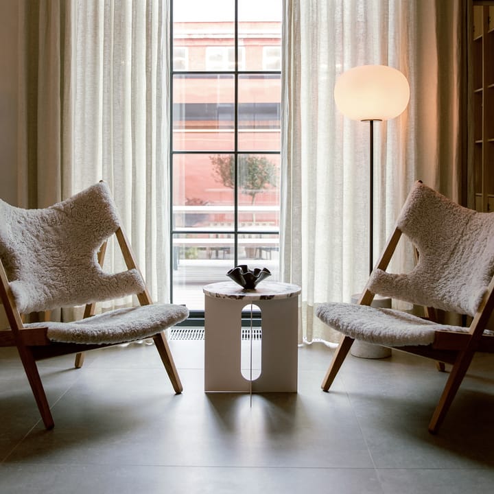 Knitting loungestol, saueskinn sahara, stativ valnøtt Audo Copenhagen