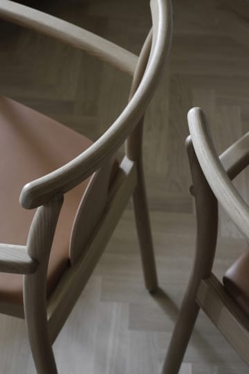 Merkur karmstol med sittepute - Oak- Dakar 0250 cognac - Audo Copenhagen
