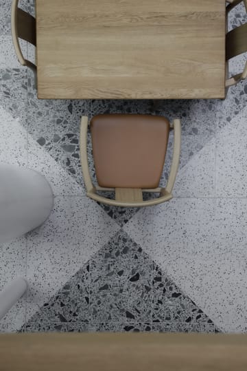 Merkur karmstol med sittepute - Oak- Dakar 0250 cognac - Audo Copenhagen