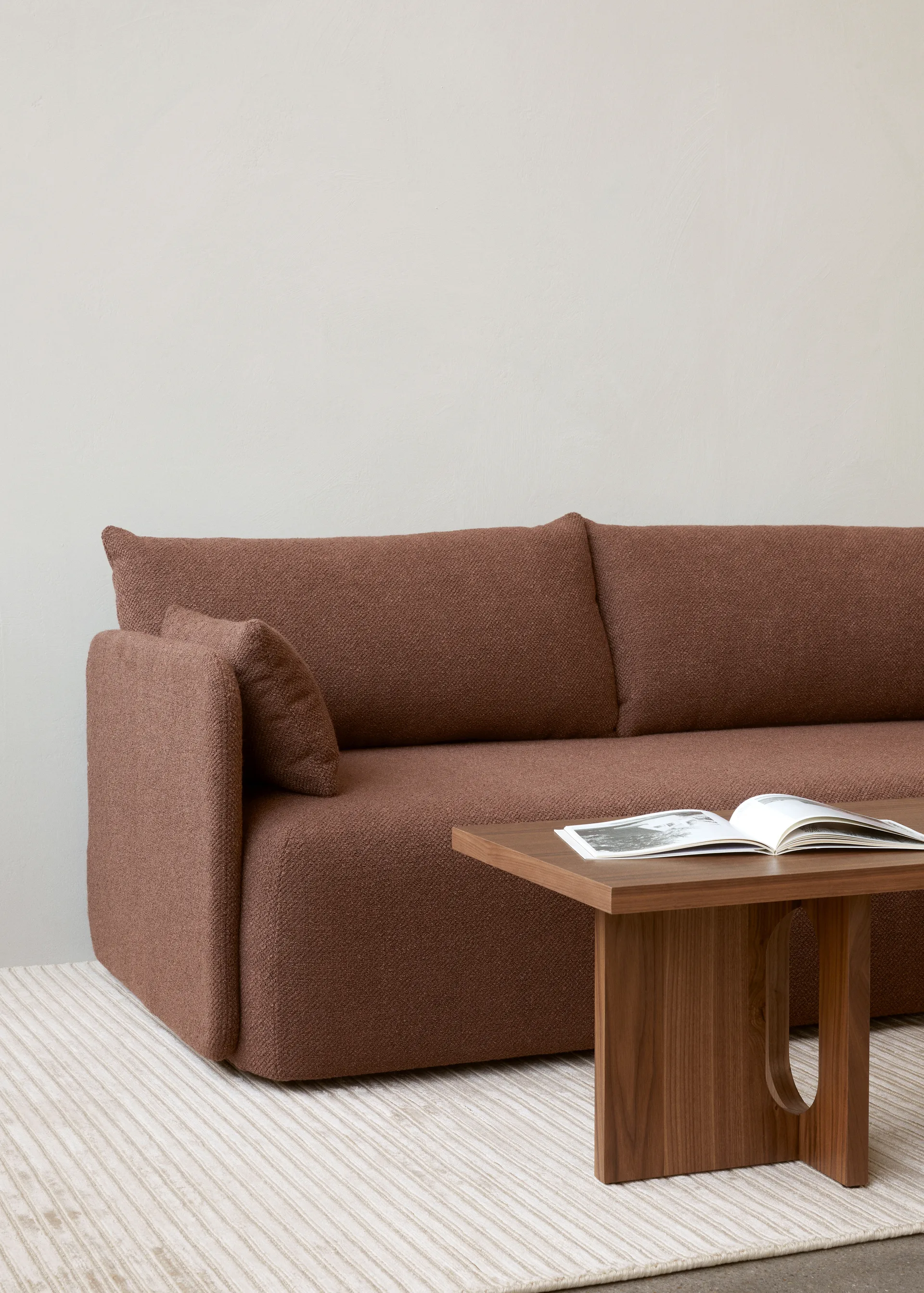 Offset sofa 2-seters, Audo Bouclé 08 Bordeaux Audo Copenhagen