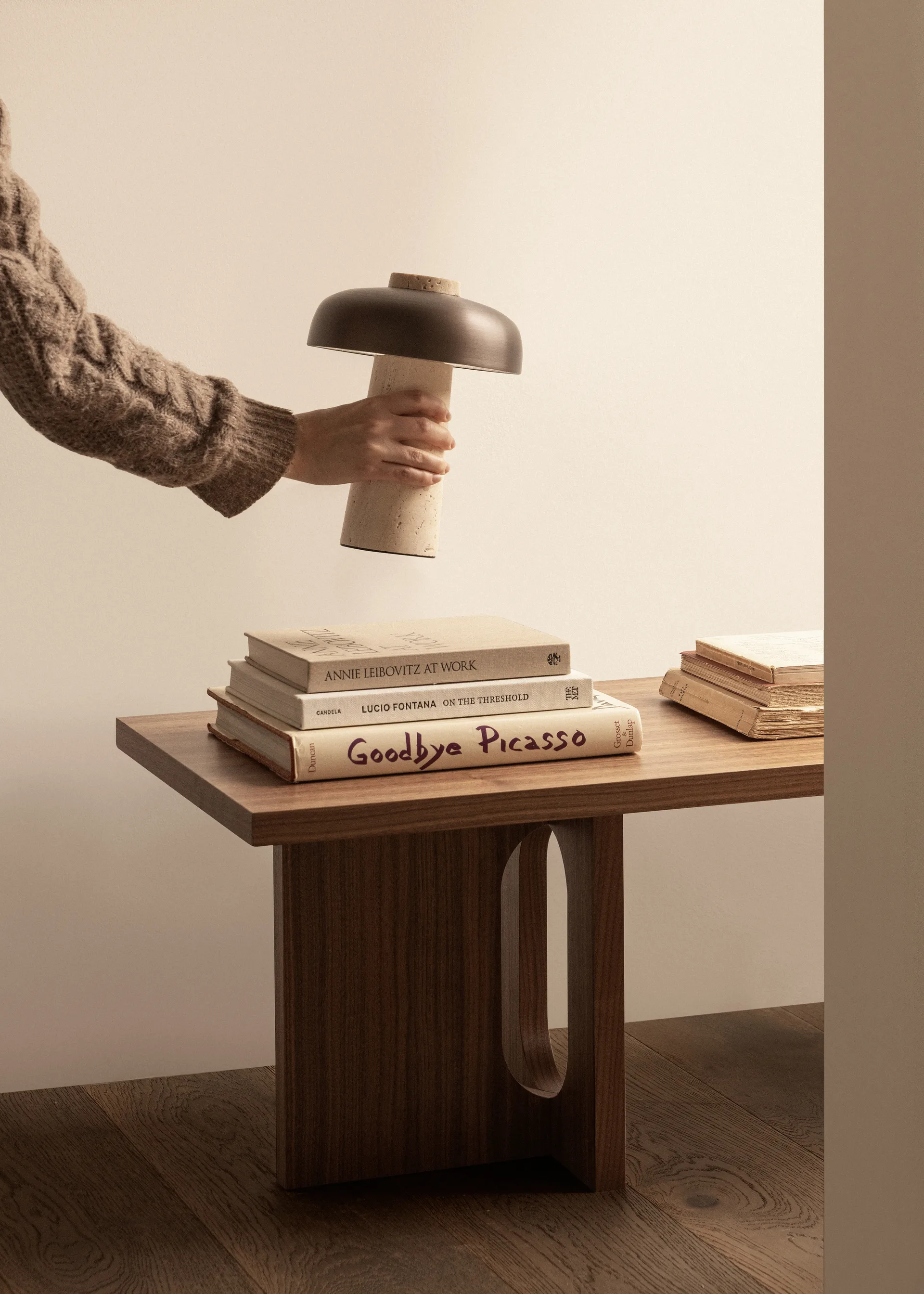 Reverse portabel bordlampe 24,5 cm, Travertine-bronzed aluminium Audo Copenhagen