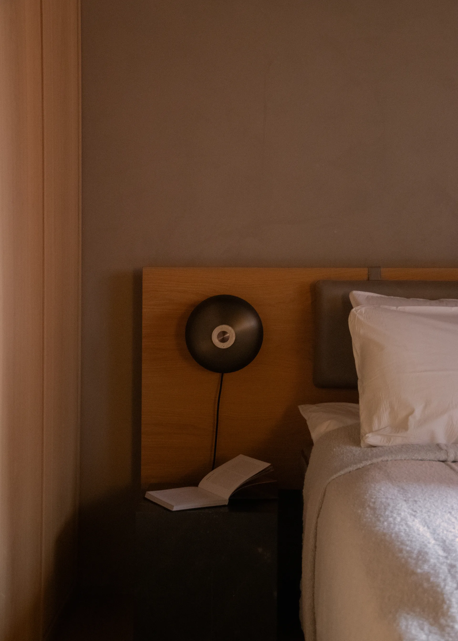 Reverse vegglampe, Bronzed aluminium Audo Copenhagen