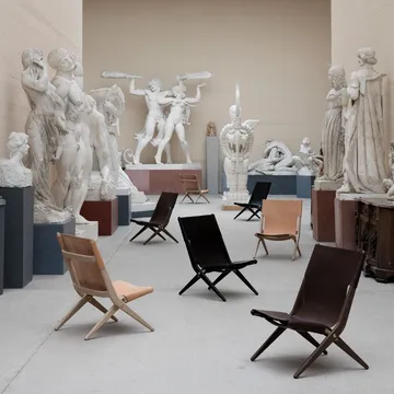 Saxe lenestol - skinn brun, brunoljet eikestativ - Audo Copenhagen