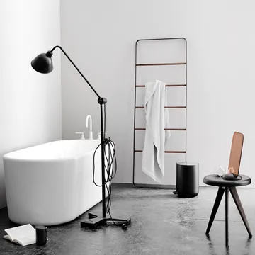 Towel håndklehenger - sort, stenger i mørk ask, skinn - Audo Copenhagen