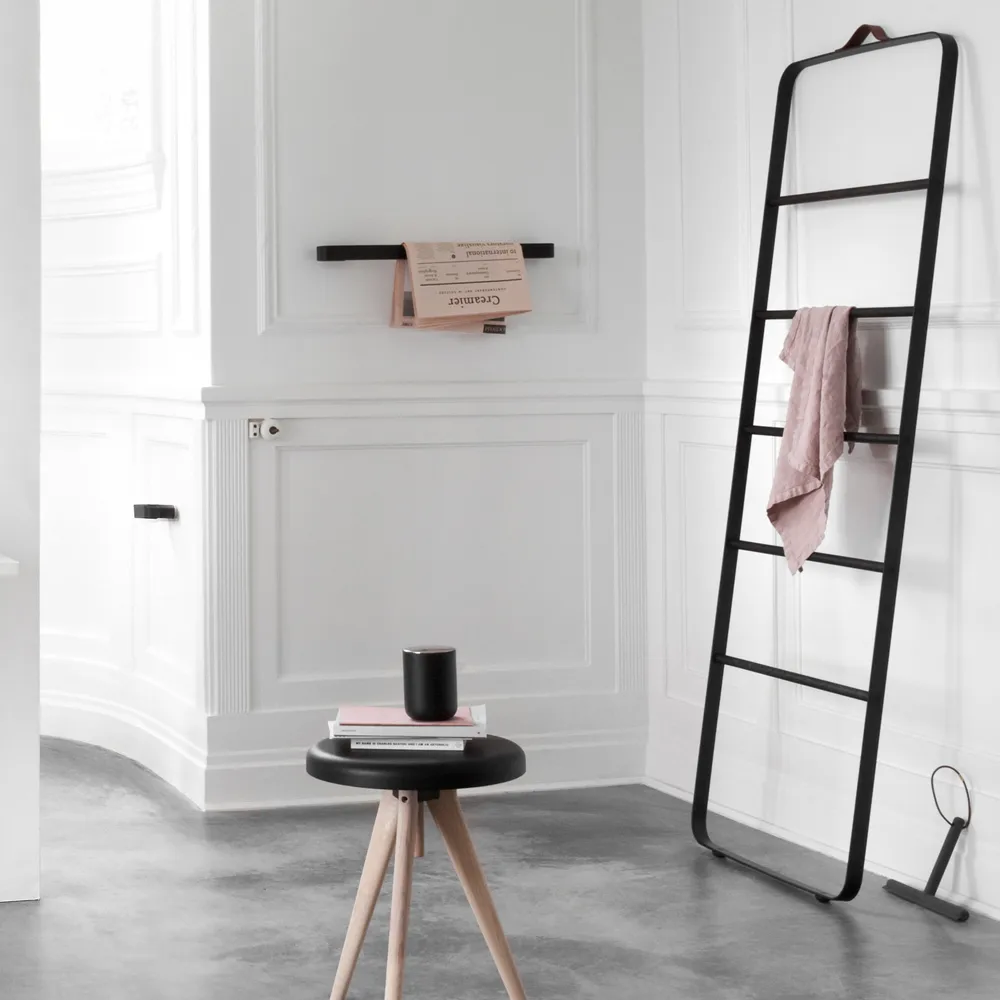 Towel håndklehenger, sort, stenger i mørk ask, skinn Audo Copenhagen