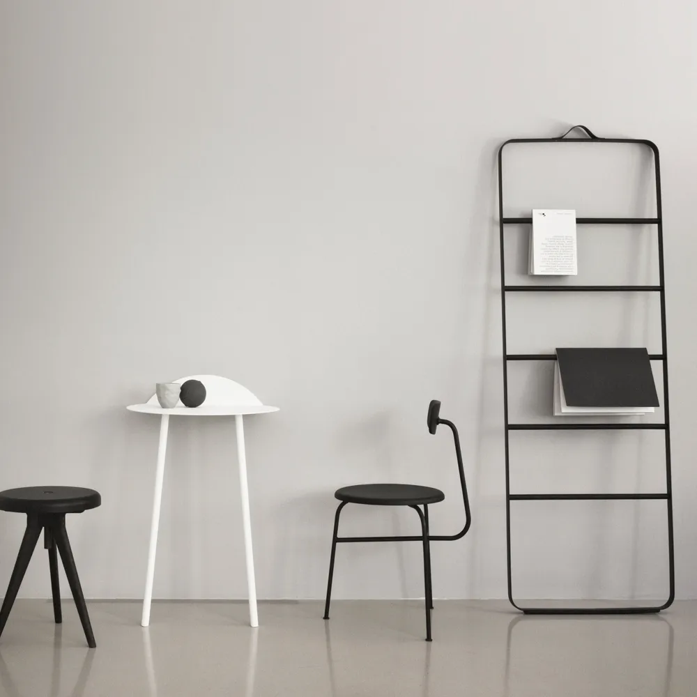 Towel håndklehenger, sort, stenger i mørk ask, skinn Audo Copenhagen