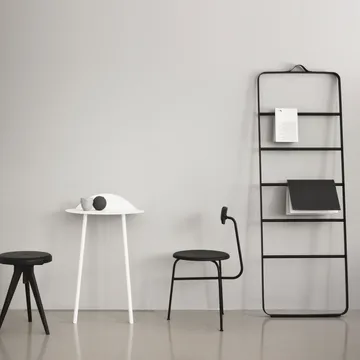 Towel håndklehenger - sort, stenger i mørk ask, skinn - Audo Copenhagen