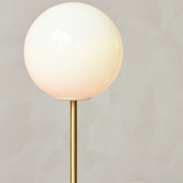 TR Bulb bordlampe - opal shiny, lampefot i grå marmor - Audo Copenhagen