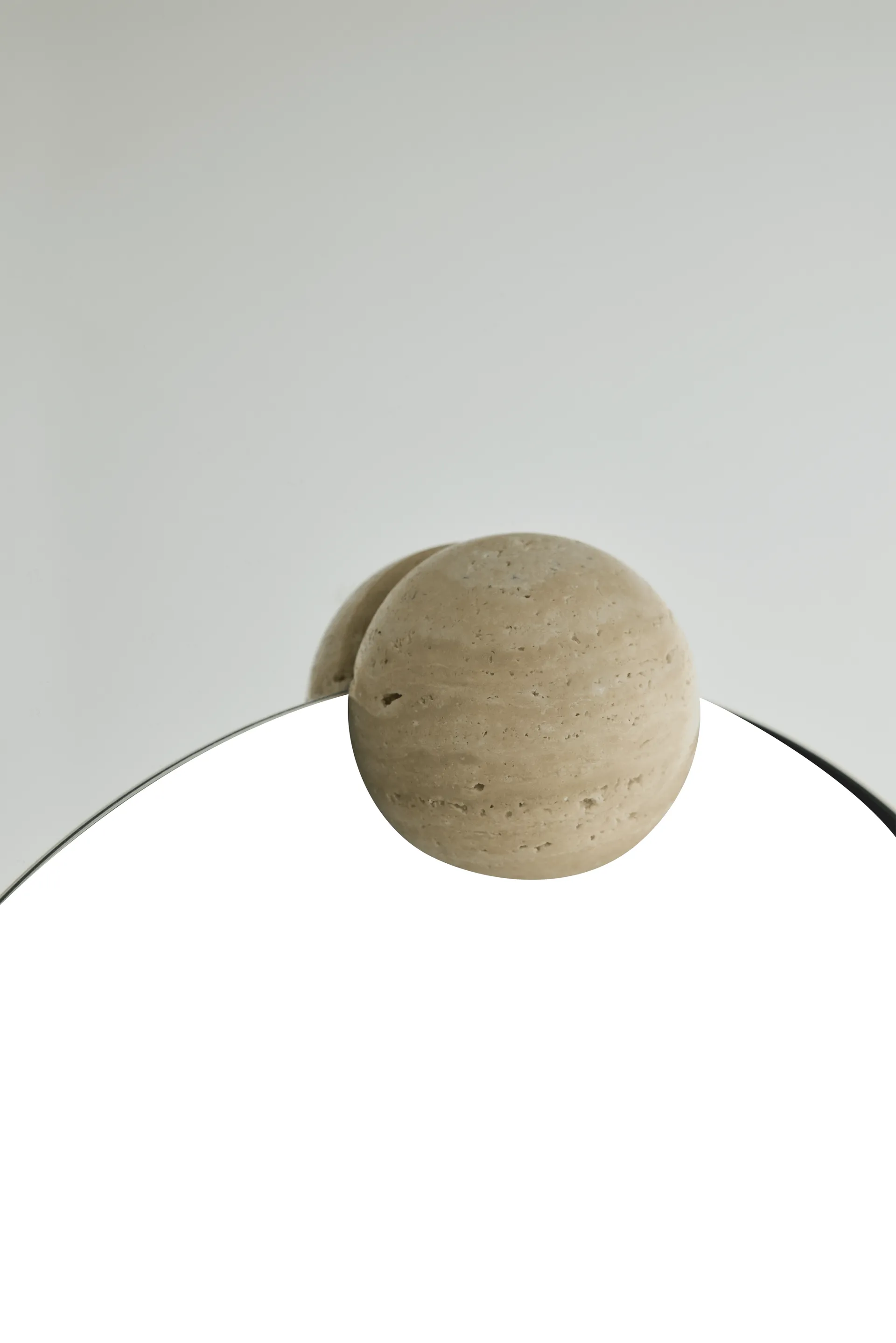 Castellum veggspeil Ø80 cm, Clear-travertine AYTM