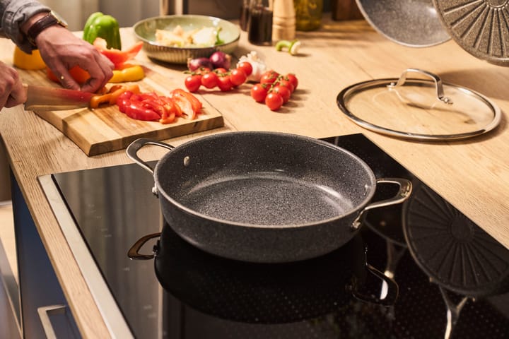 Salina Ceramic Granit serveringspanne med glasslokk, 28 cm Ballarini