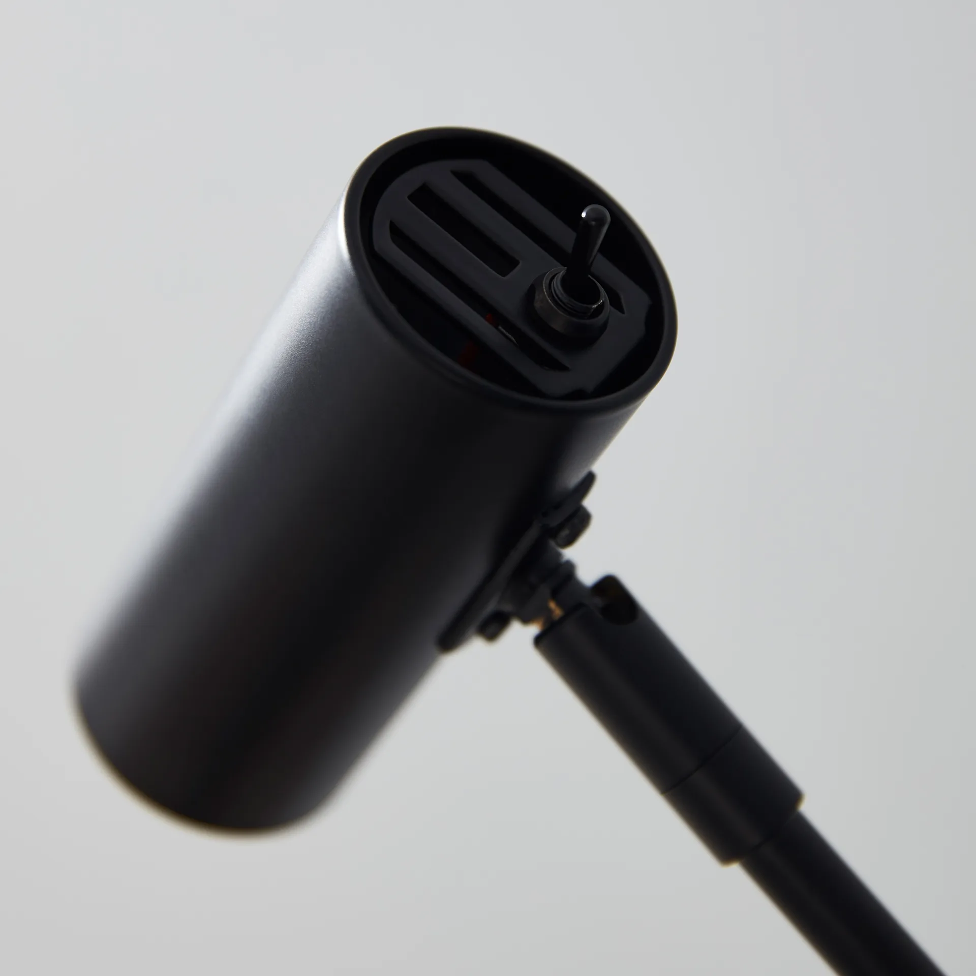 Cato gulvlampe, Svart Belid