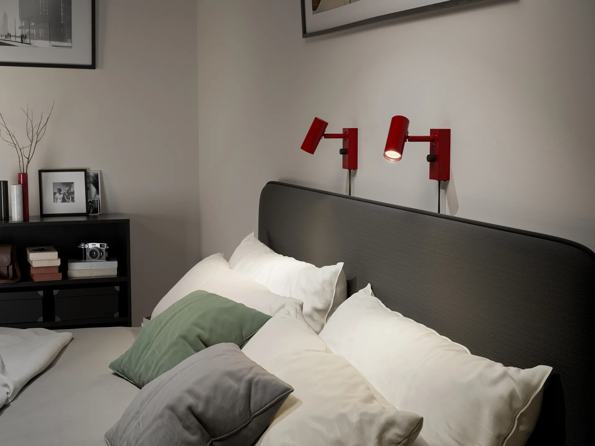 Cato vegglampe, Blank rubinrød-matt svart Belid