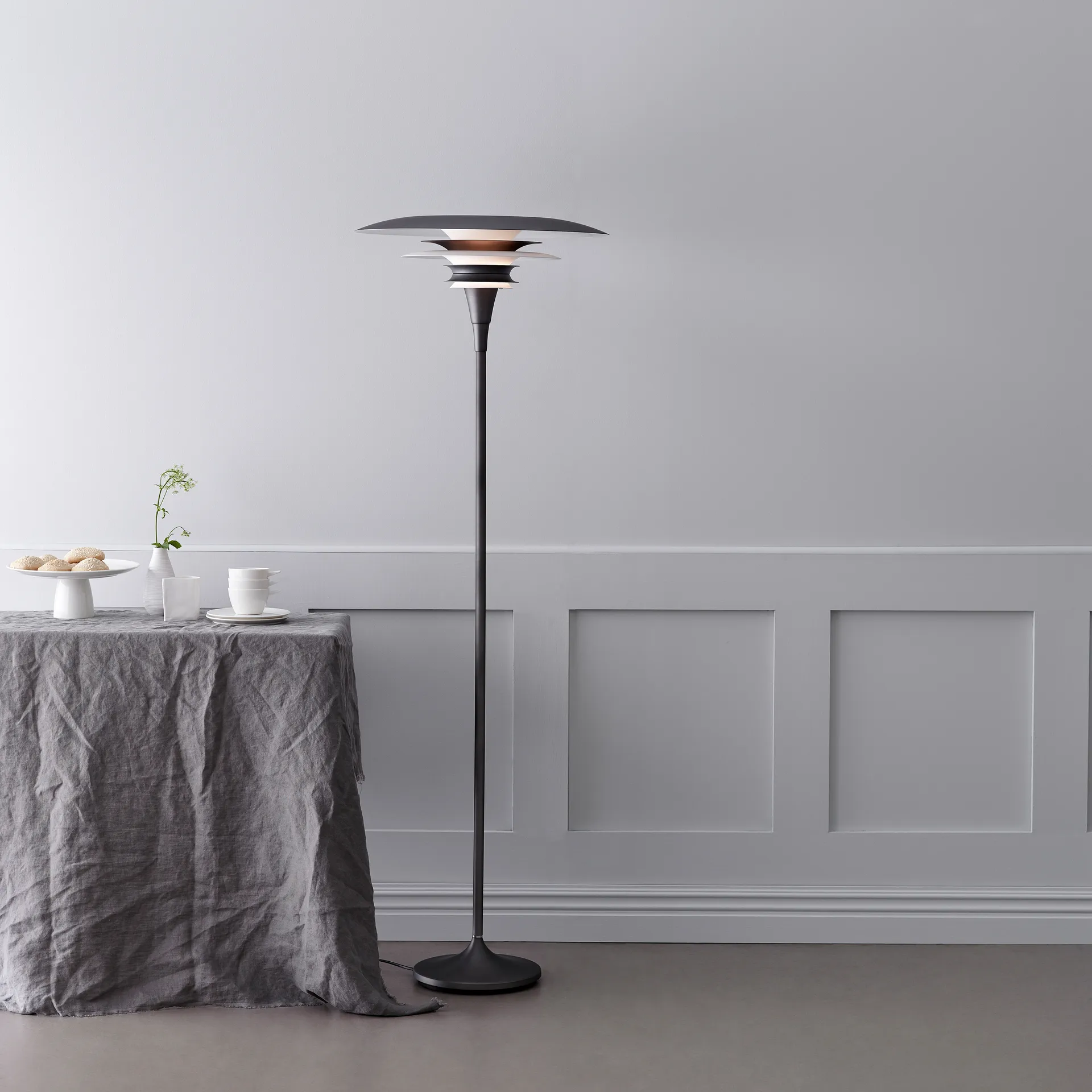 Diablo gulvlampe Ø30 cm, Mattsvart-blankrød Belid