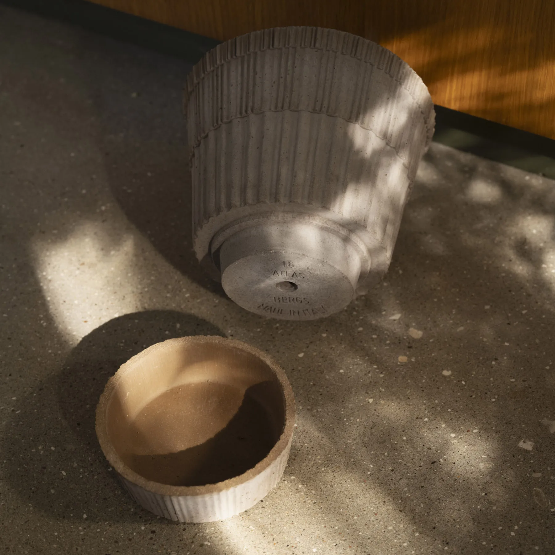 Atlas raw krukke med fat, Grey, Ø16 cm Bergs Potter