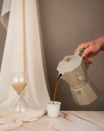 Bialetti eksklusiv mokkakanne induksjon - Beige, 6 kopper - Bialetti
