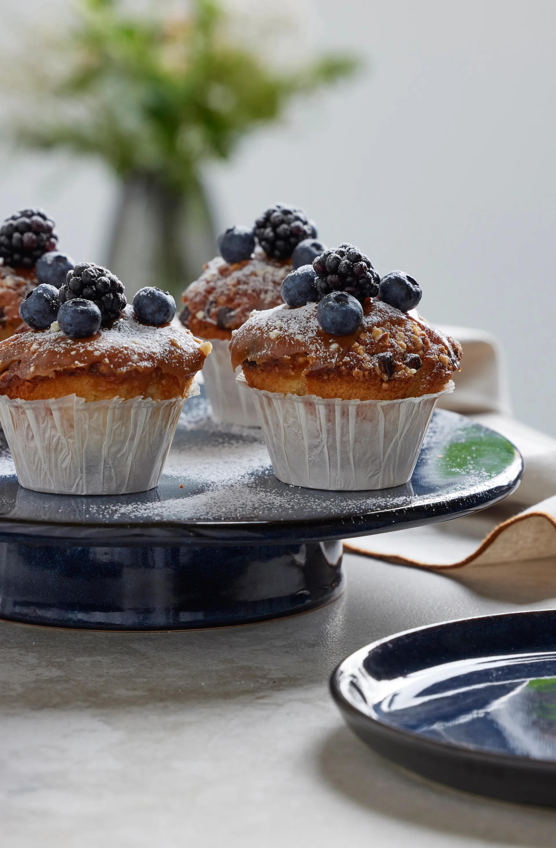 Bitz kakefat på fot Ø 30 cm, Mørkeblå Bitz