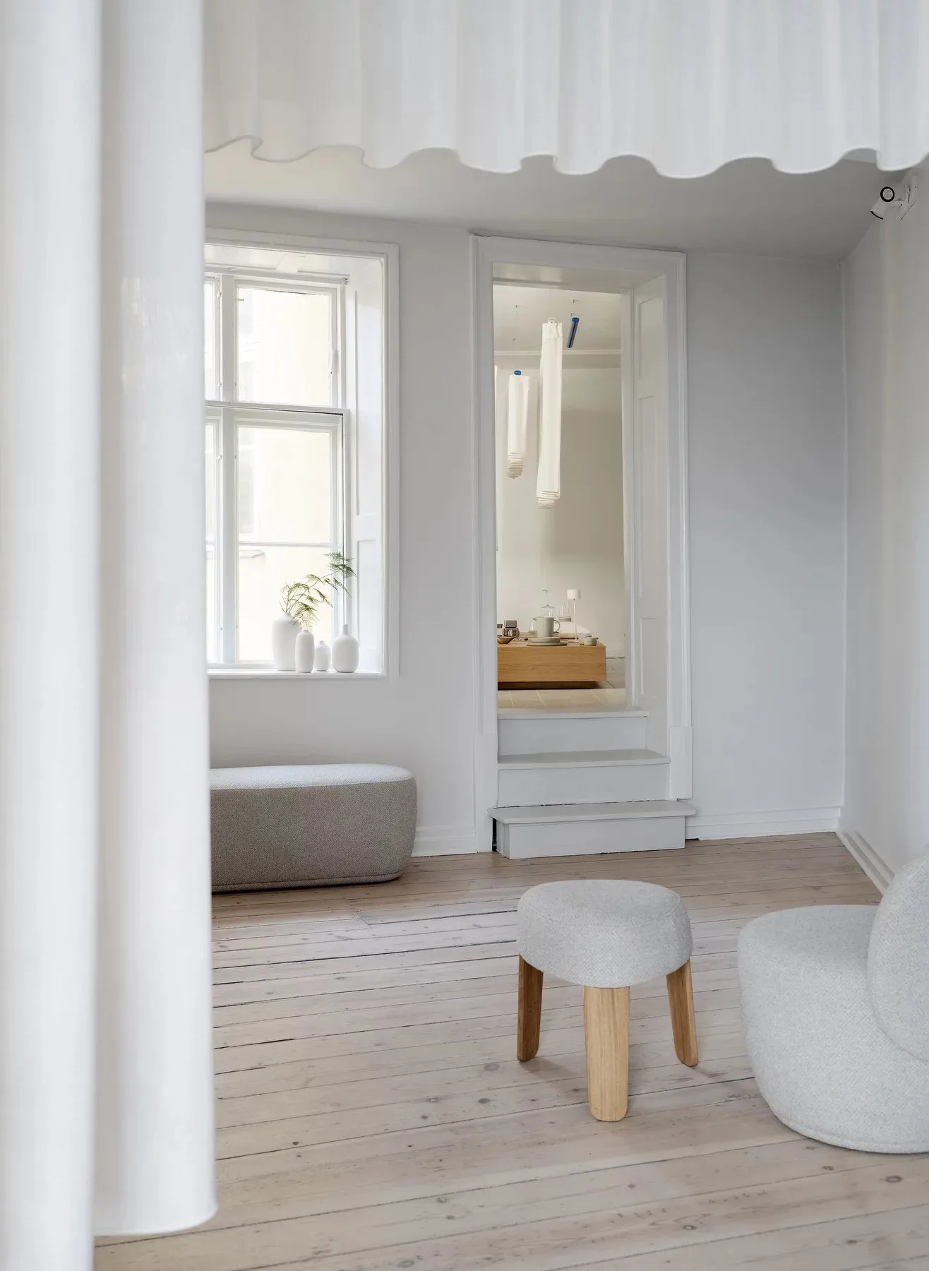 Kuon benk, Boucla beige blomus