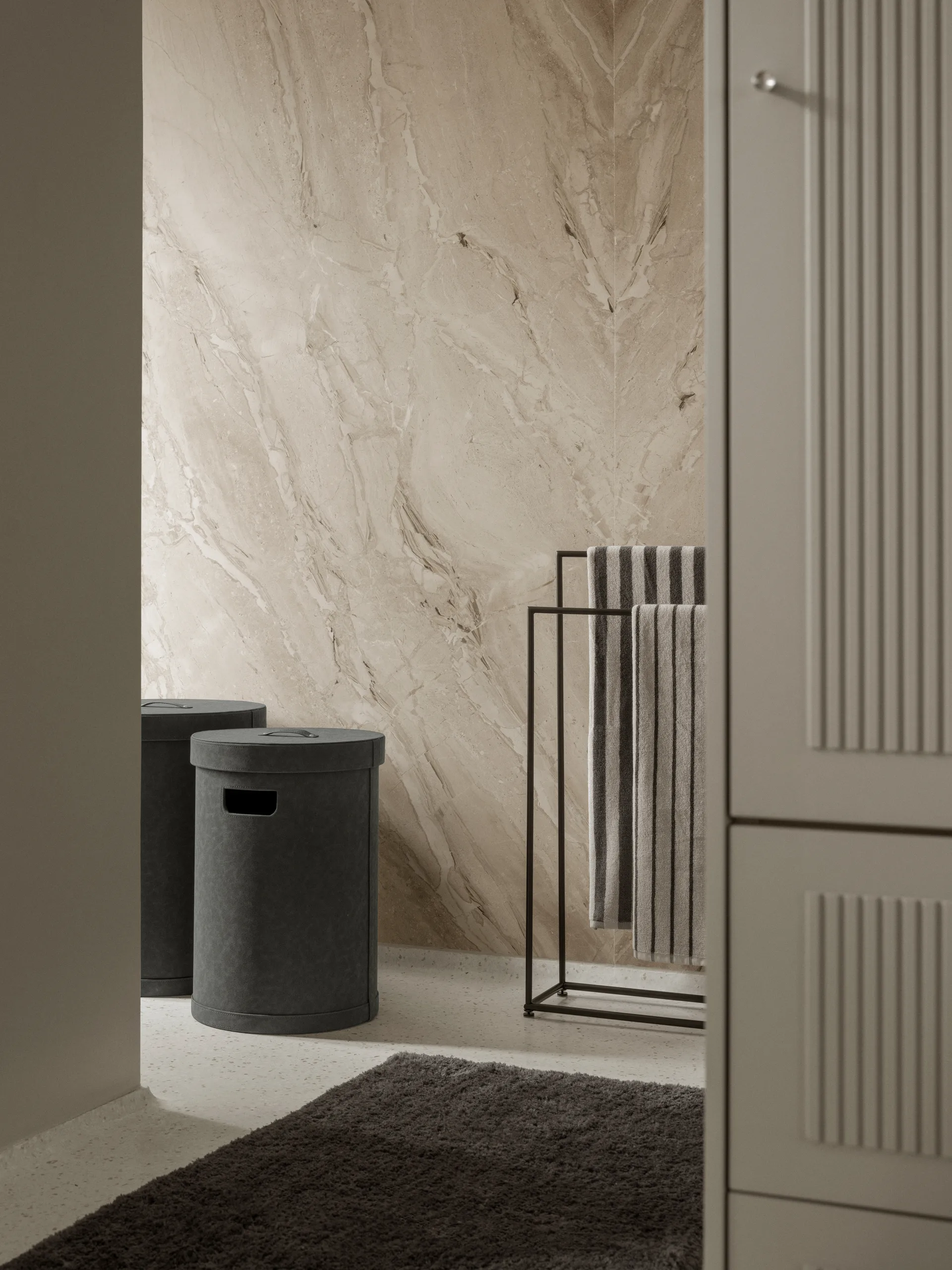 Modo håndklærhenger, Black, 86x60x18,5 cm blomus
