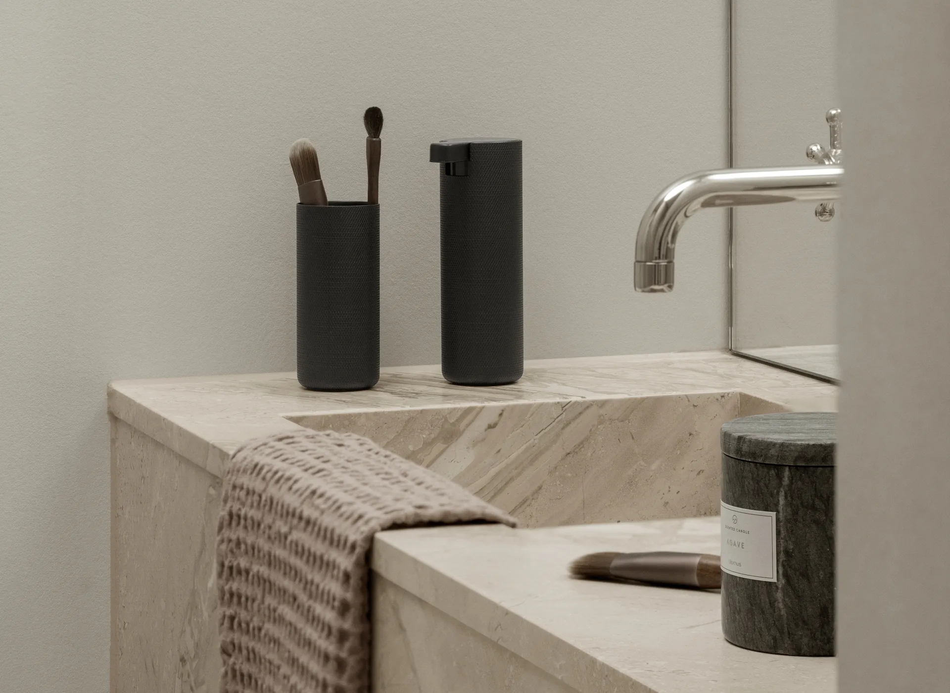 Modo Rof tannbørsteholder, Black, Ø5,5x12 cm blomus