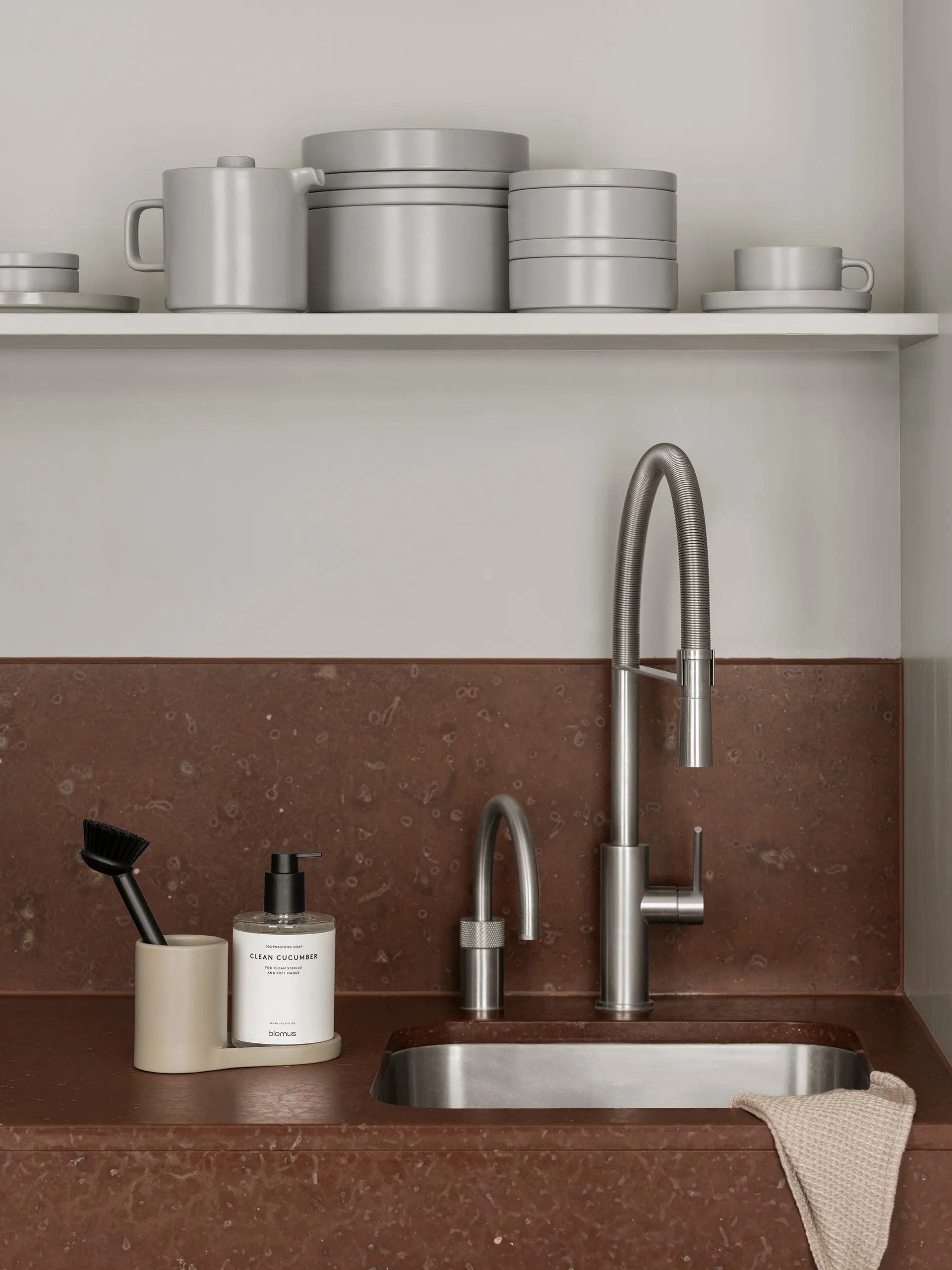 Piro oppvaskbørste- og såpedispenser, Nomad blomus