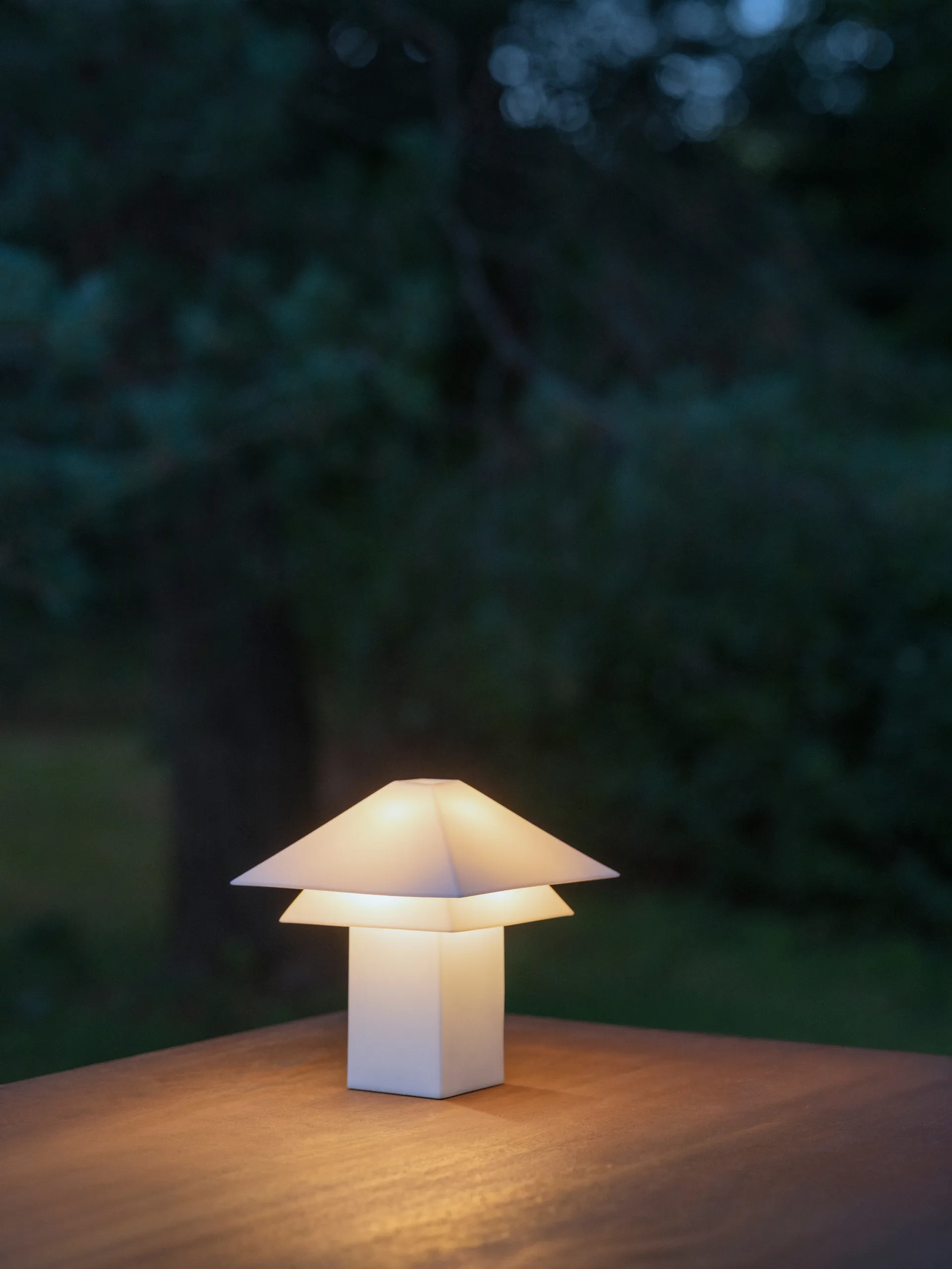 Sanaka bordlampe portabel, White blomus