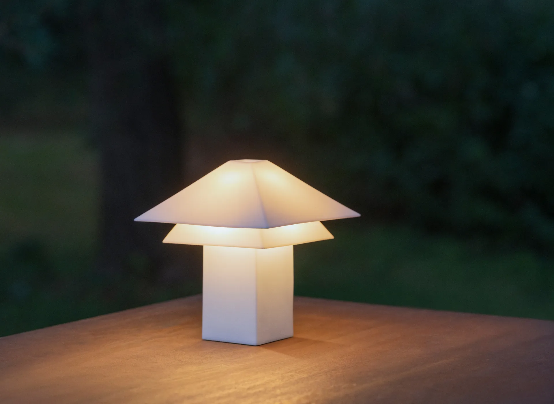 Sanaka bordlampe portabel, White blomus