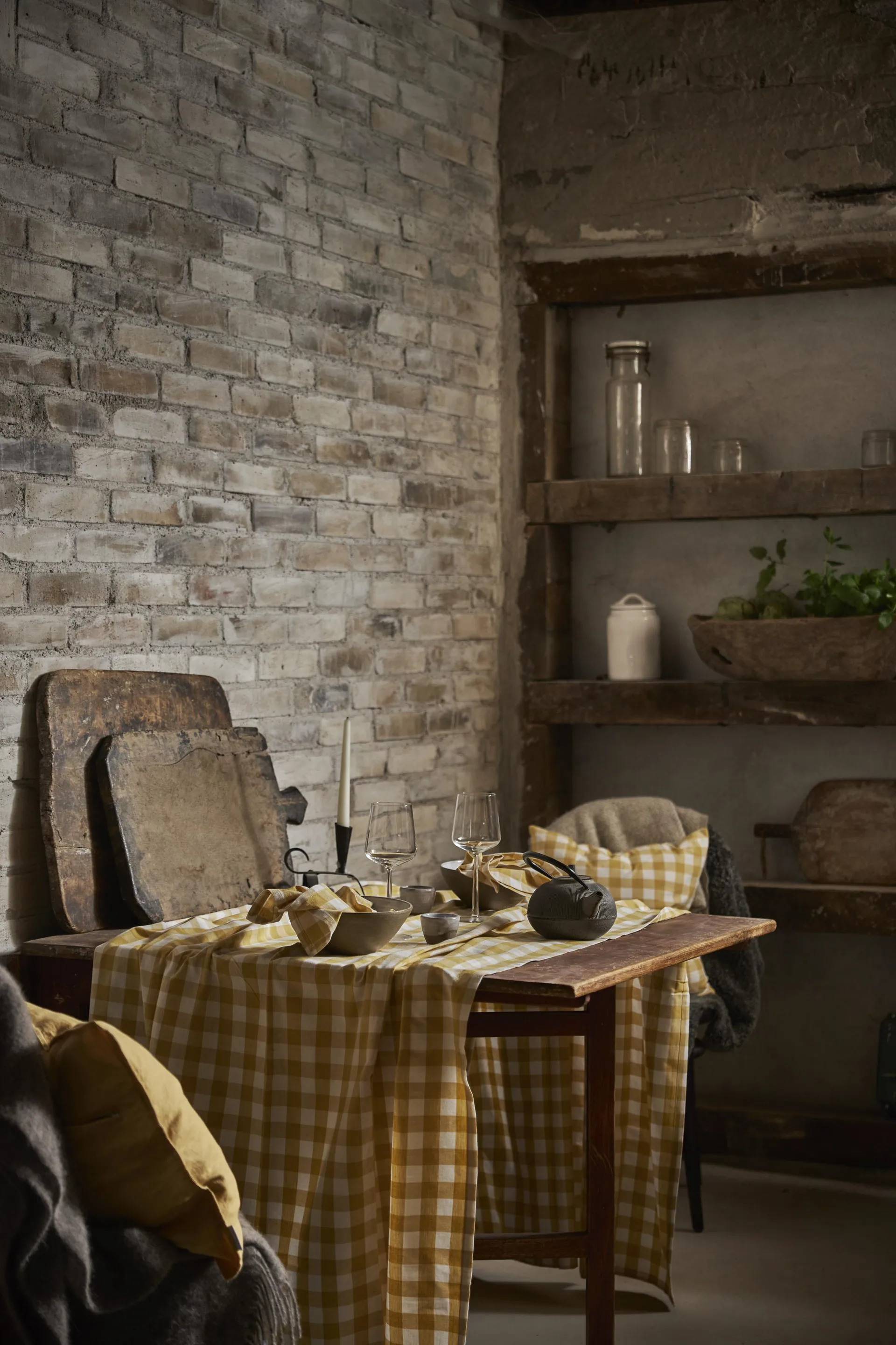 Grete duk 135 x 250 cm, Gul Boel & Jan