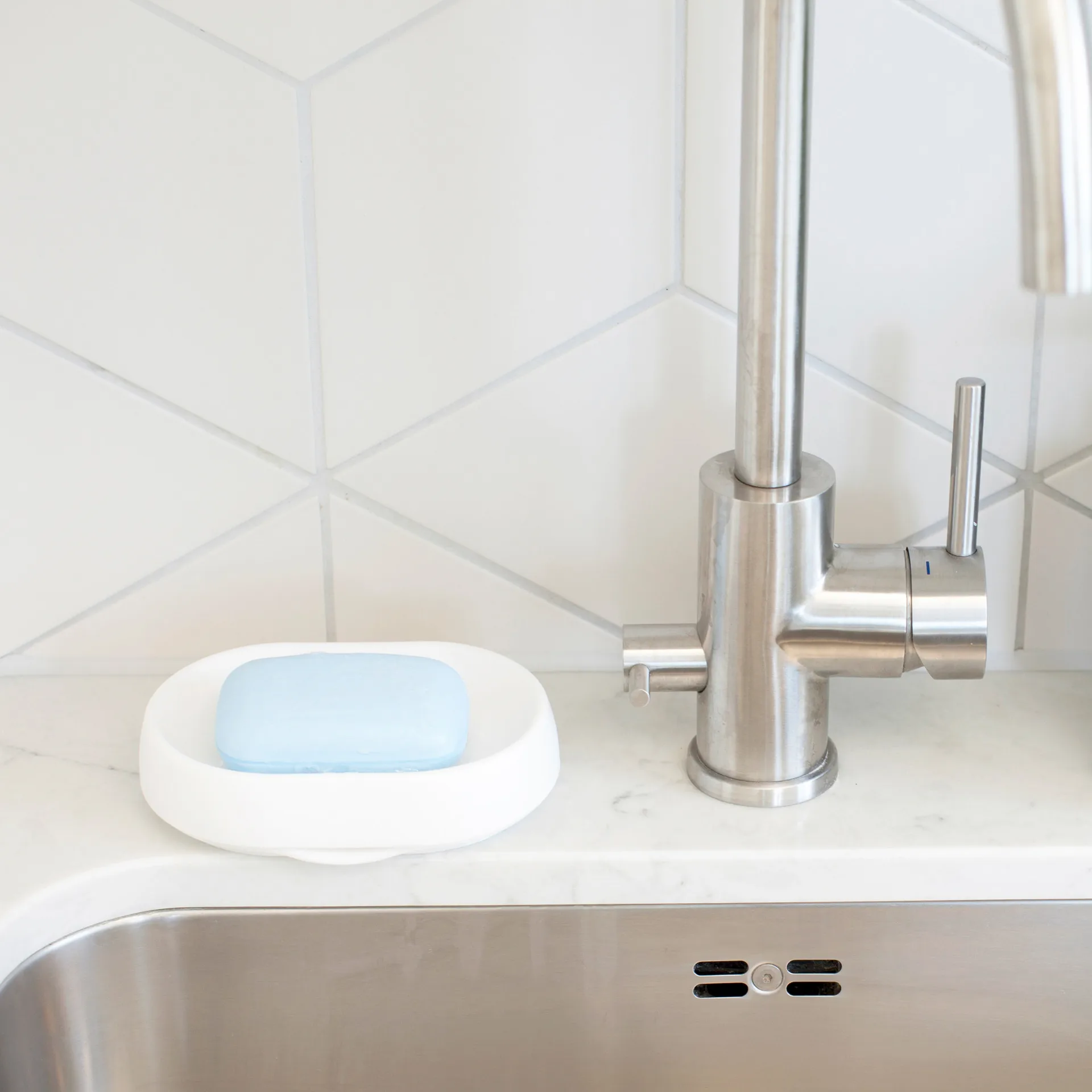 Såpefat med skjult avrenningstut silikon large, Hvit Bosign