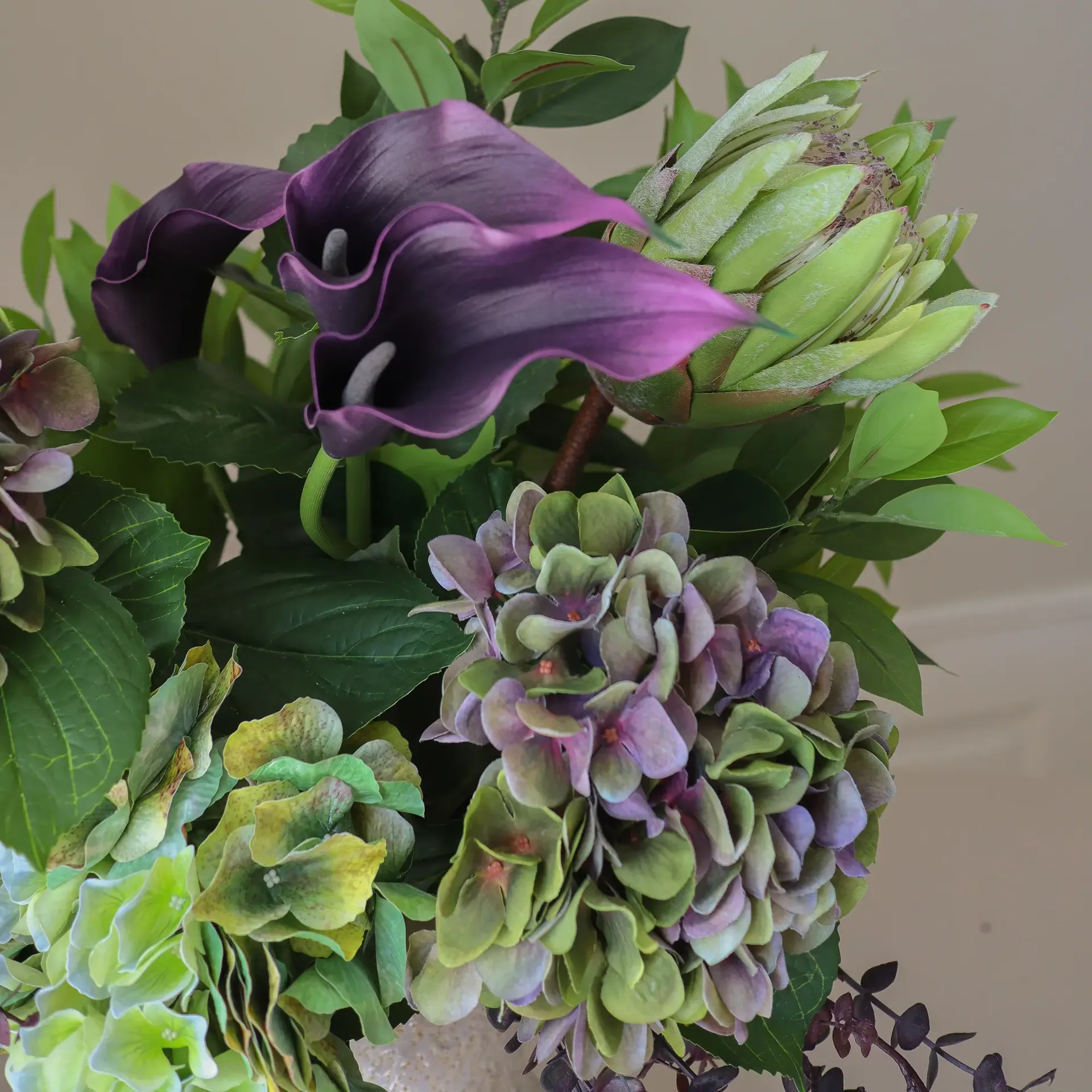 Aubergine Bloom kunstig bukett, Kalla-hortensia-kongeprotea, 106 cm, 12 stk Botané