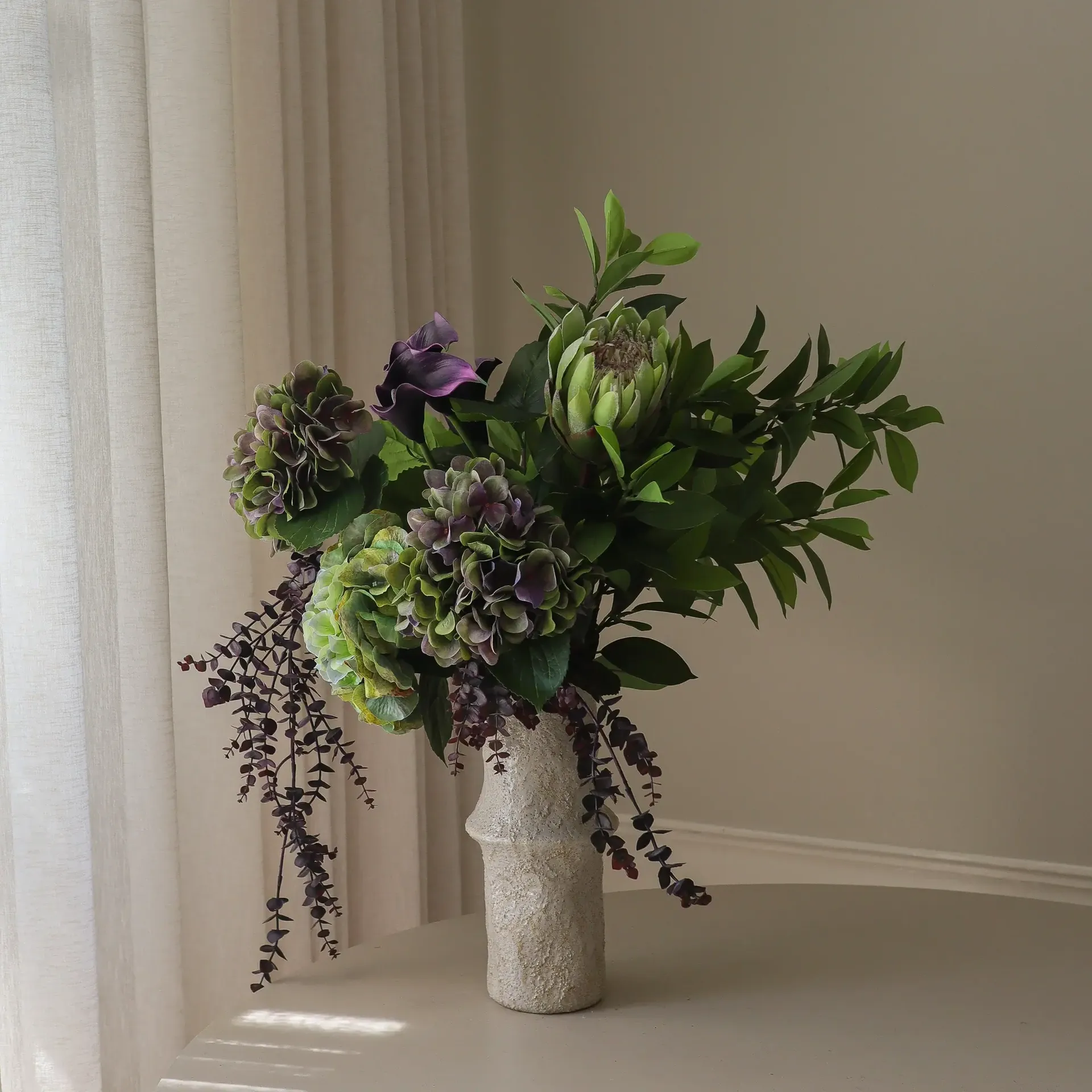 Aubergine Bloom kunstig bukett, Kalla-hortensia-kongeprotea, 106 cm, 12 stk Botané