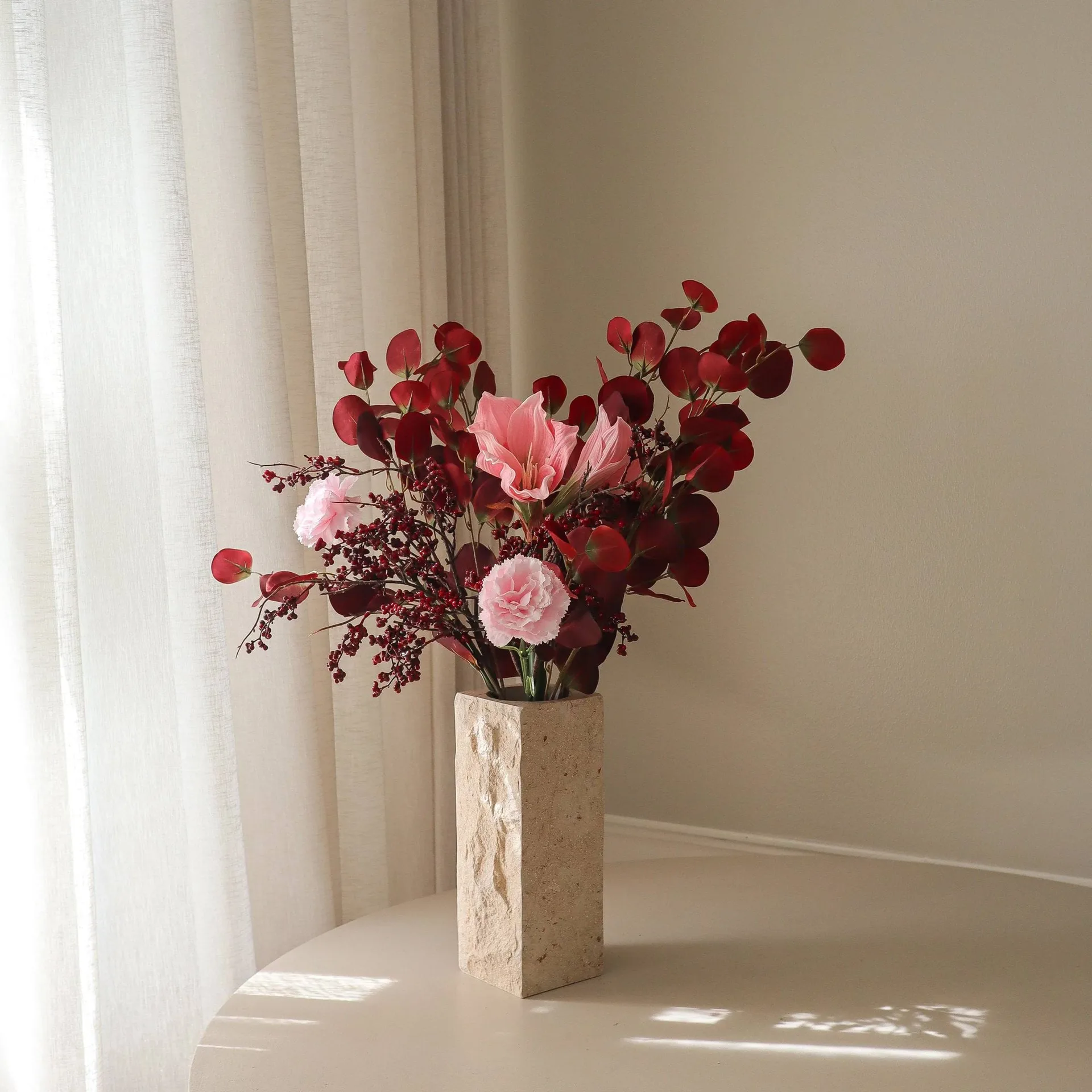 Burgundy blush kunstig bukett, Amaryllis, nellik, bærkvister, eukalyptus, 84 cm Botané