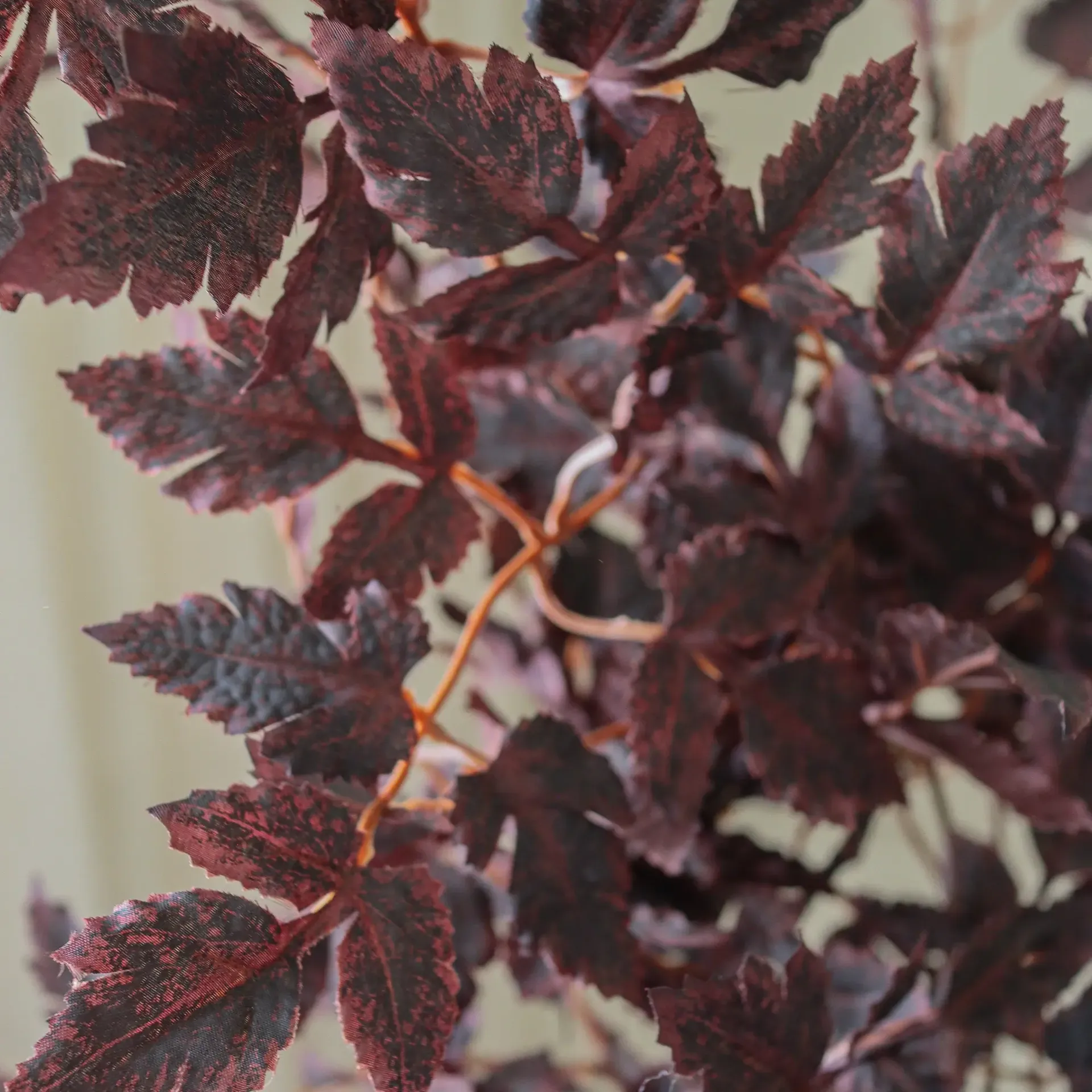 Burgundy Plum Leaves kunstig bukett, Rød, 85 cm, 1 stk Botané