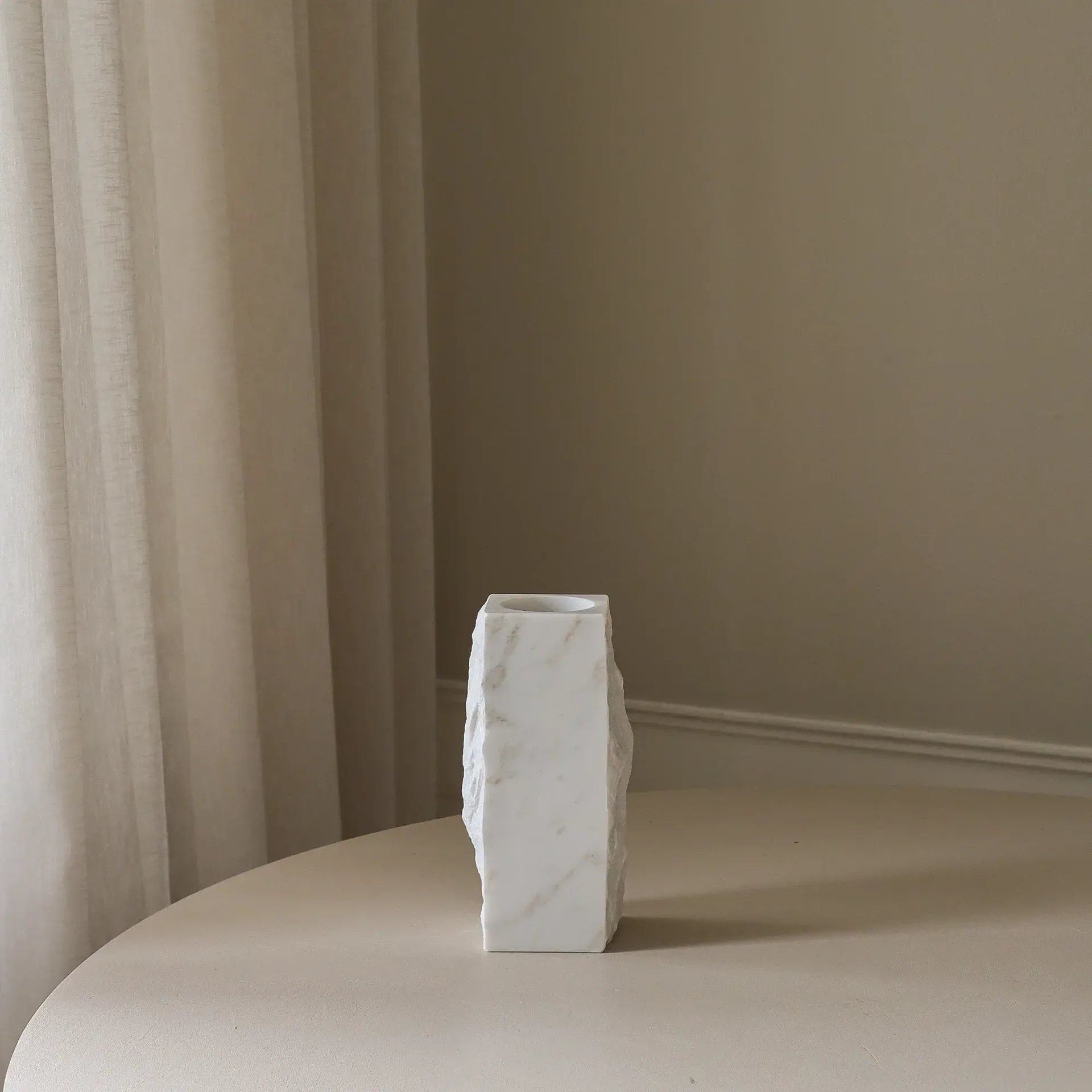 Carrara Edge marmorvase, Liten, 25 cm Botané