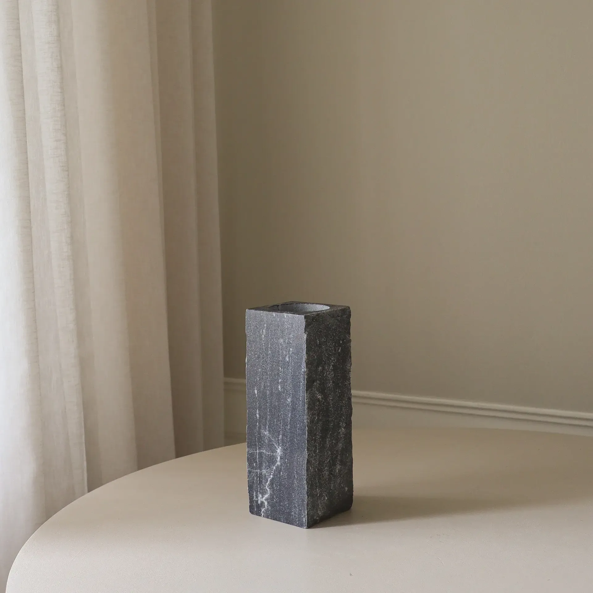 Cartier Edge marmorvase, Medium, 30 cm Botané