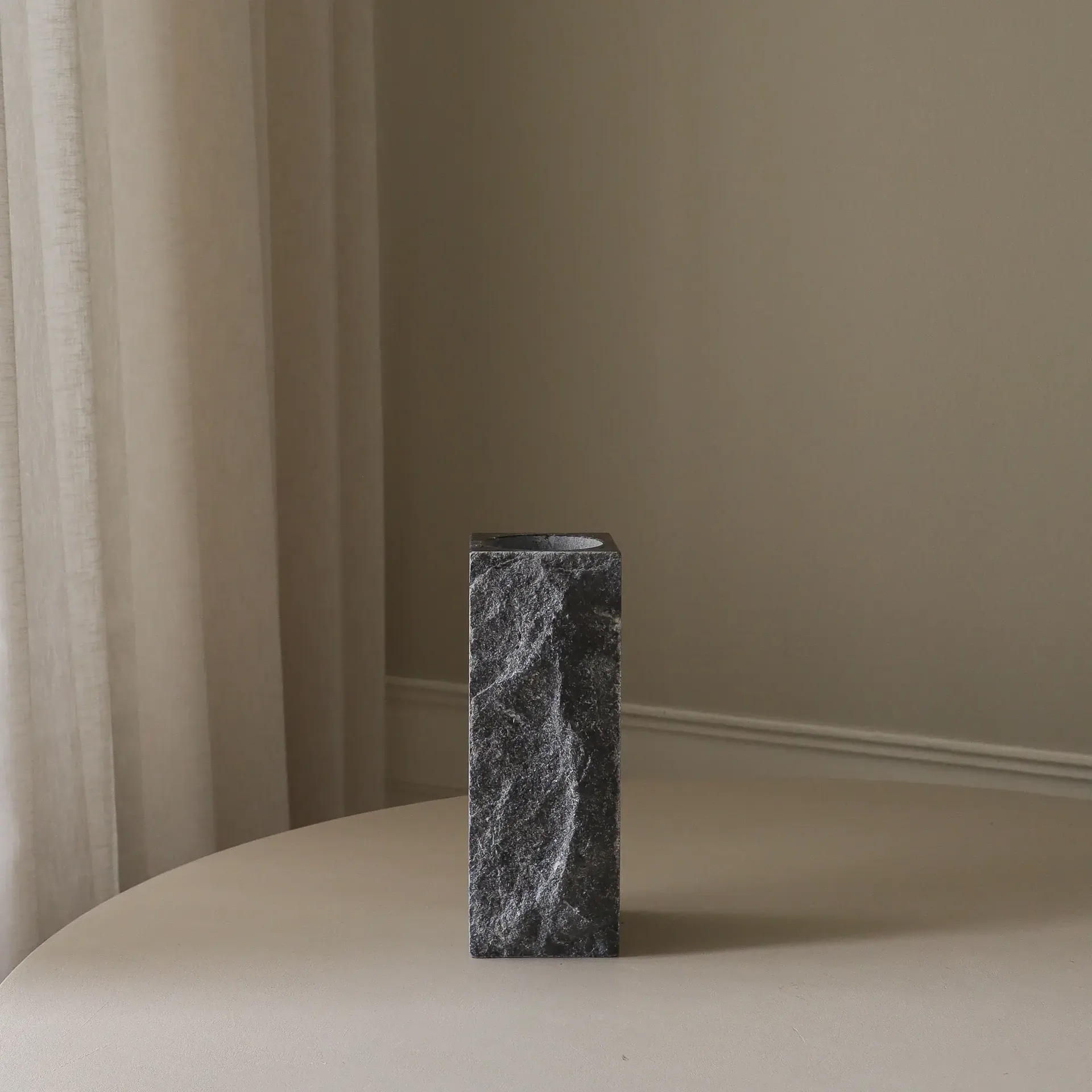 Cartier Edge marmorvase, Medium, 30 cm Botané